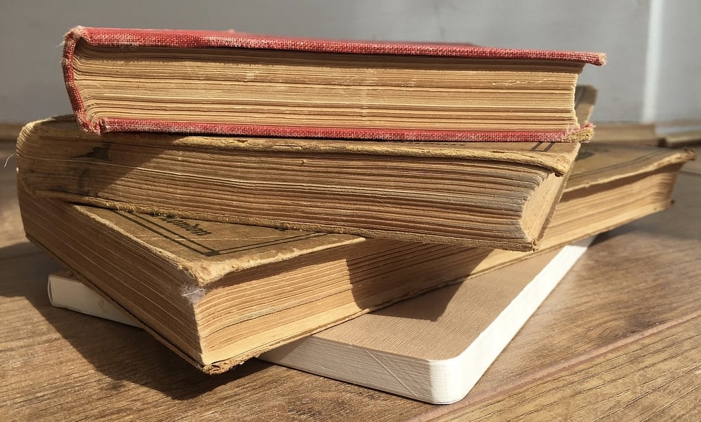 books-1394336_1920
